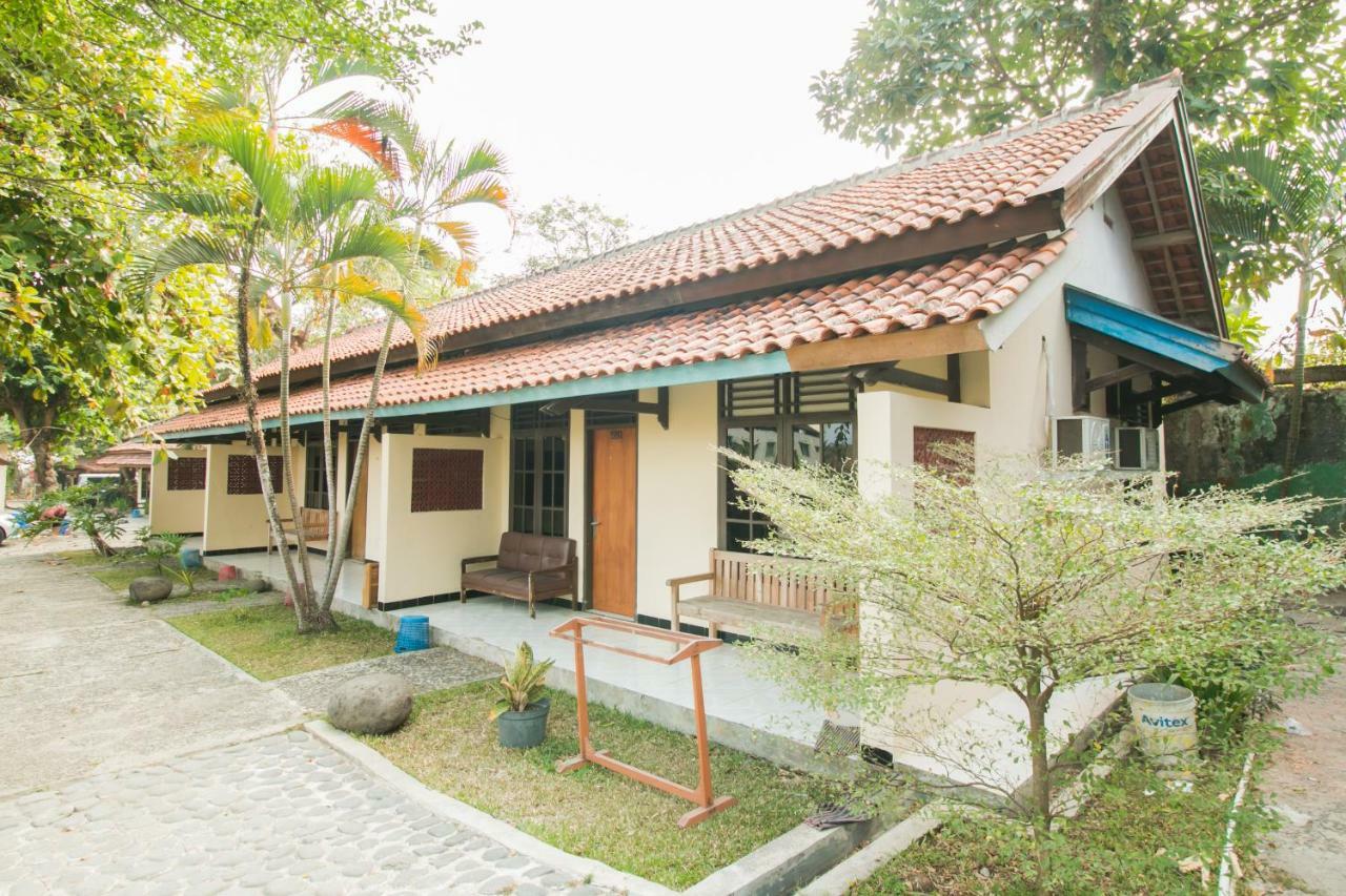 Hotel Reddoorz @ Pantai Pelabuhan Ratu 2 2*